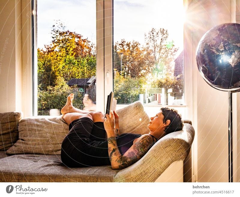 die LEICHTIGKEIT des seins Fenster zuhause Leseratte träumen genießen wohnen zu Hause Tattoo Tätowierung tätowiert Tattoos Wärme Gegenlicht Sonnenstrahlen