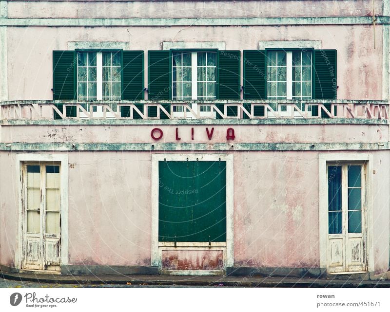 oliva Haus Bauwerk Gebäude Architektur Mauer Wand Fassade Fenster Tür alt kaputt retro rosa Häusliches Leben Wohnung Südamerika Portugal Renovieren Farbe