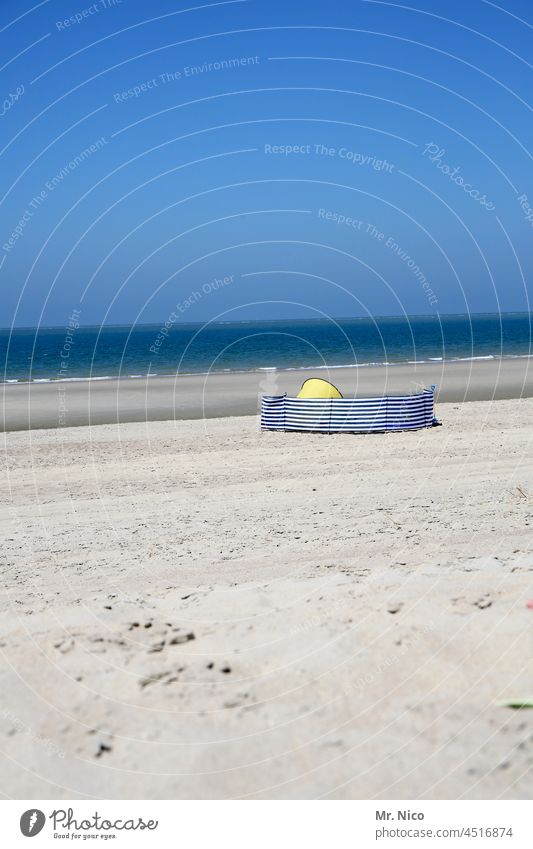 Windschutz Strand Meer Ferien & Urlaub & Reisen Sommerurlaub Erholung Privatsphäre gestreift Küste Sandstrand Sonnenbad sonnenschutz Schönes Wetter Himmel