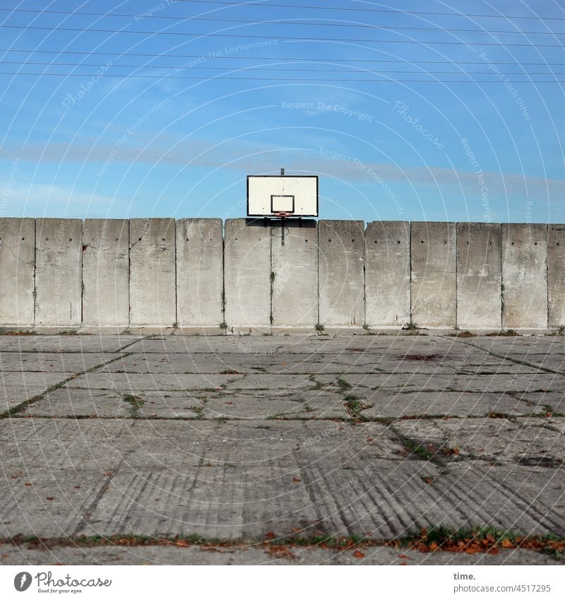 Zielvorstellung • Basketballkorb auf besonntem Betriebsgelände mit alten Betonwänden und abgefahrenem Werkshof basketball basketballkorb betonwand werkshof