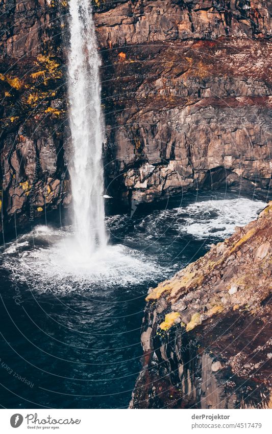 Wasserfall Gásadalur im Detail auf den Färöer Inseln II Brandung schroff Berghang Gelände Sonne abweisend kalte jahreszeit Dänemark Naturerlebnis Abenteuer