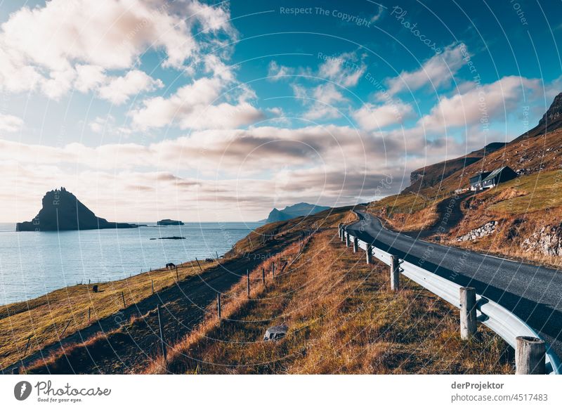 Straße mit Aussicht auf den Färöer Inseln Gásadalur Brandung schroff Berghang Gelände Sonne abweisend kalte jahreszeit Dänemark Naturerlebnis Abenteuer