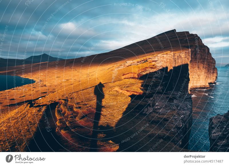 Felsen von Bøsdalafossur im Sonnenuntergang auf den Färöer Inseln Brandung schroff Berghang Gelände abweisend kalte jahreszeit Dänemark Naturerlebnis Abenteuer