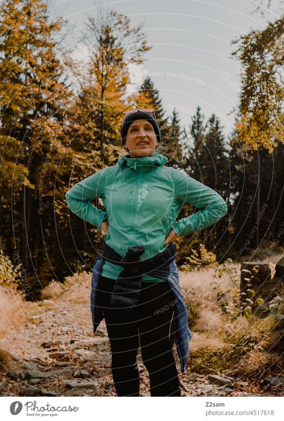 Junge Frau beim Wandern wandern alpen berge wald junge frau sportlich outdoor hünsch herbstfarben aufstieg pause portrait hip türkis farbig bunt Sportbekleidung