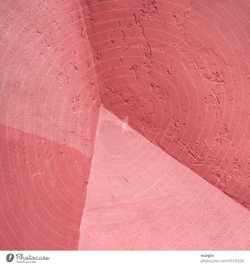 Eine rosa rote Wand mit Ecken Putz Fassade Gebäude Mauer Haus Menschenleer Architektur Dreieck Strukturen & Formen Grafische Darstellung graphisch Linie