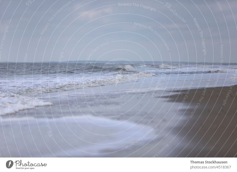 Die Wellen der Nordsee am Strand Herbst Hintergrund Strandszene schön blau Cloud Küste Küstenlinie Farbe Textfreiraum Umwelt Horizont Landschaft Morgen
