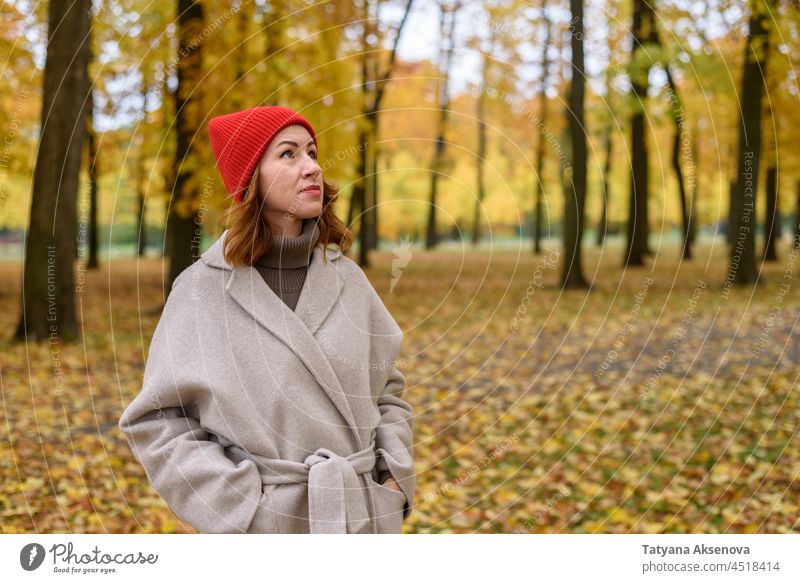 Porträt einer Frau im Herbstpark Blatt Park fallen Wald im Freien Person Natur Freude Glück Schönheit Gesicht außerhalb Lächeln Erwachsener heiter Freizeit gelb