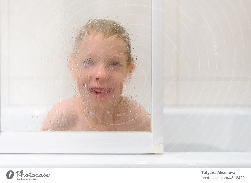 Junge spielt im Badezimmer Kind Wasser Spaß Spielen Badewanne Wäsche waschen Gesicht Kindheit Dusche Person Fröhlichkeit Freude heimwärts Lifestyle