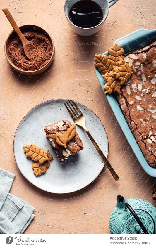 Brownie und Kekse auf einem Teller Dessert gebacken süß selbstgemacht kulinarisch Gebäck Konfekt Scheibe dienen Kakao Mandel Pulver geschmackvoll Tisch lecker