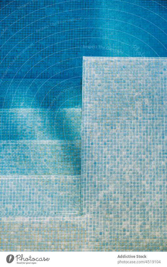 Klar durchsichtiges Wasser im Schwimmbad Pool schwimmen blau Fliesen u. Kacheln übersichtlich Sauberkeit Sommer Gesäß Kristalle rein Beckenrand liquide türkis