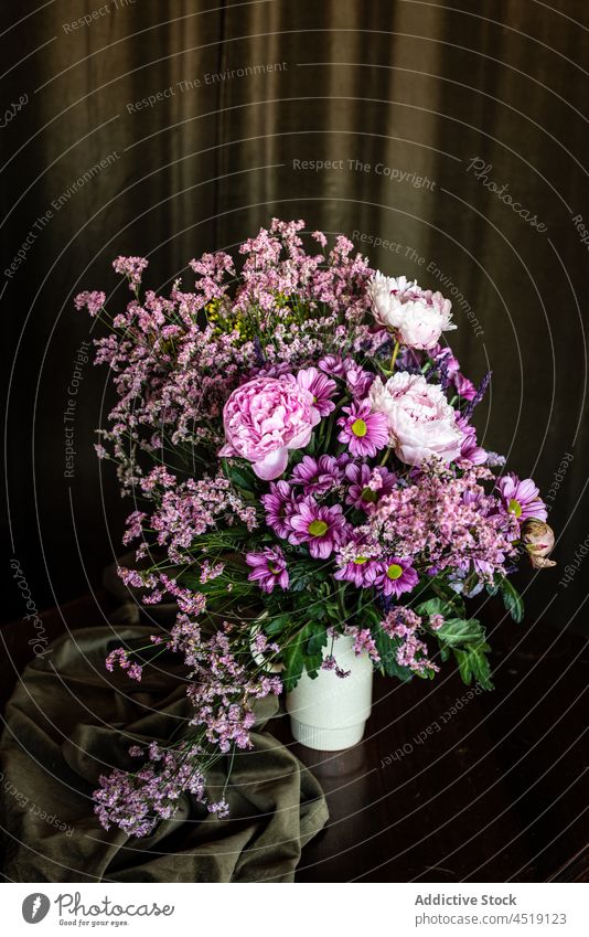 Blumenstrauß auf Holztisch Chrysantheme Pfingstrose Vase verwittert geblümt Pflanze Blüte Blütezeit hölzern Tisch Haufen Glas Flora farbenfroh Botanik botanisch