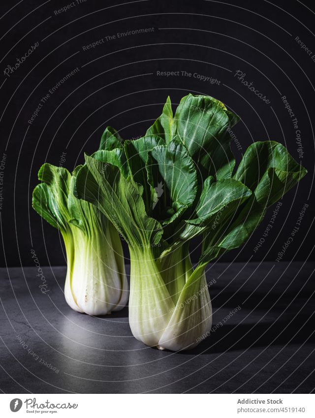 Chinakohl auf schwarzem Tisch im Atelier Selleriekohl Gemüse Bok Choi Pak Choy Lebensmittel Gesundheit Blatt Kohlgewächse Diät zwei gesunde Ernährung Vitamin