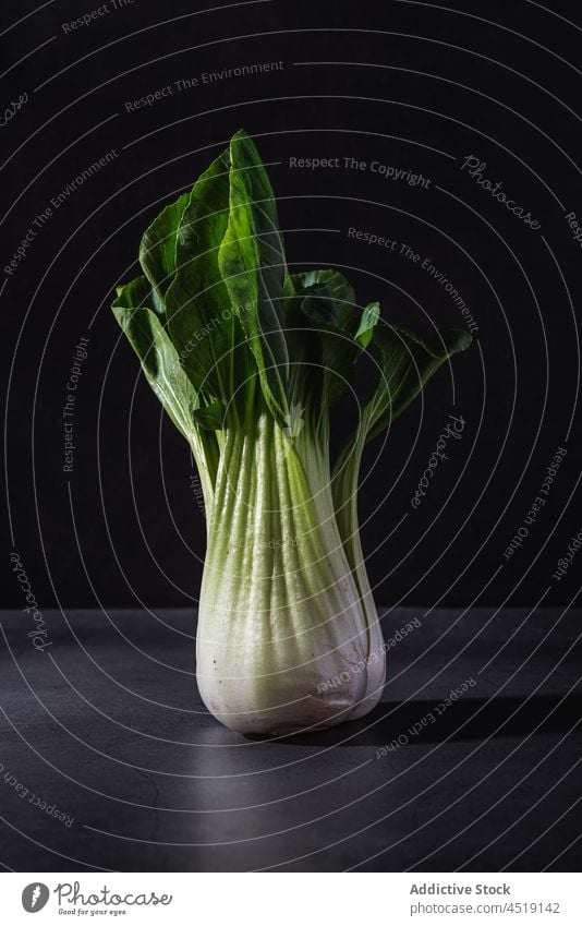 Chinakohl auf schwarzem Tisch im Atelier Selleriekohl Gemüse Bok Choi Pak Choy Lebensmittel Gesundheit Blatt Kohlgewächse Diät gesunde Ernährung Vitamin frisch