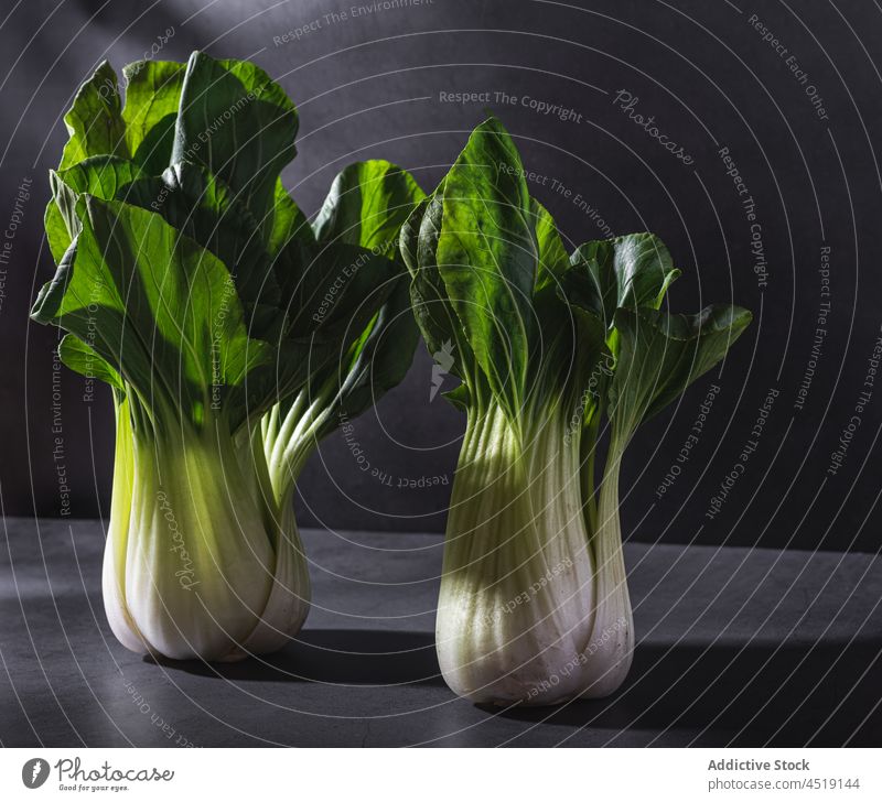 Chinakohl auf schwarzem Tisch im Atelier Selleriekohl Gemüse Bok Choi Pak Choy Lebensmittel Gesundheit Blatt Kohlgewächse Diät zwei gesunde Ernährung Vitamin
