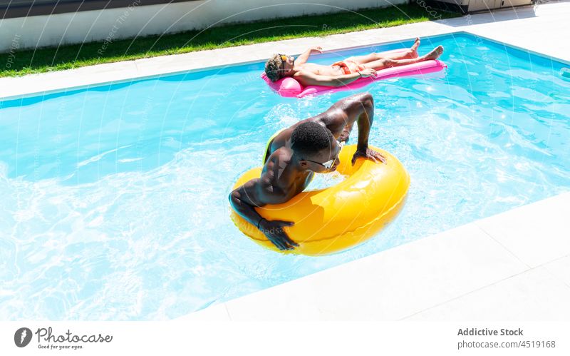 Verschiedene Freunde entspannen sich im Schwimmbad Männer Schwimmsport Pool Sonnenbad Wasser sich[Akk] entspannen aufblasbar Schlafmatratze Ring Sommer