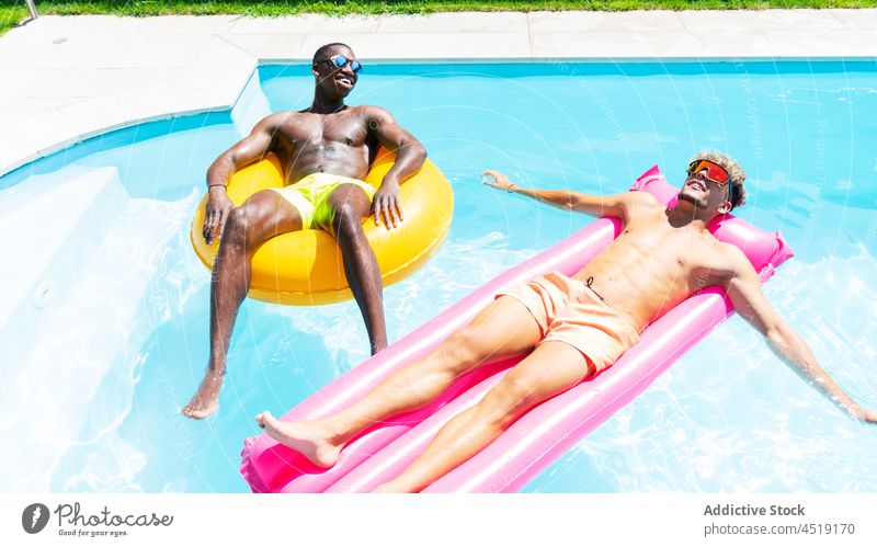 Verschiedene Freunde entspannen sich im Schwimmbad Männer Schwimmsport Pool Sonnenbad Wasser sich[Akk] entspannen aufblasbar Schlafmatratze Ring Sommer