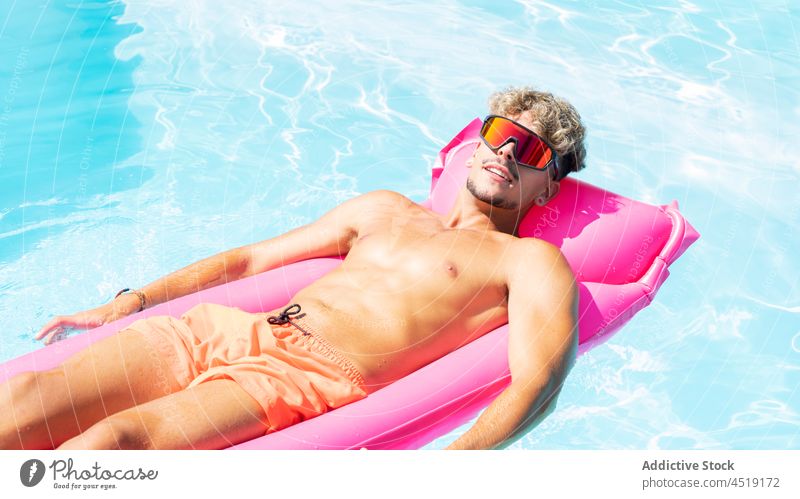 Entspannter Mann auf aufblasbarer Matratze Schlafmatratze ruhen Schwimmsport Pool sich[Akk] entspannen Sonnenbad Wasser Freizeit Sommer ohne Hemd männlich