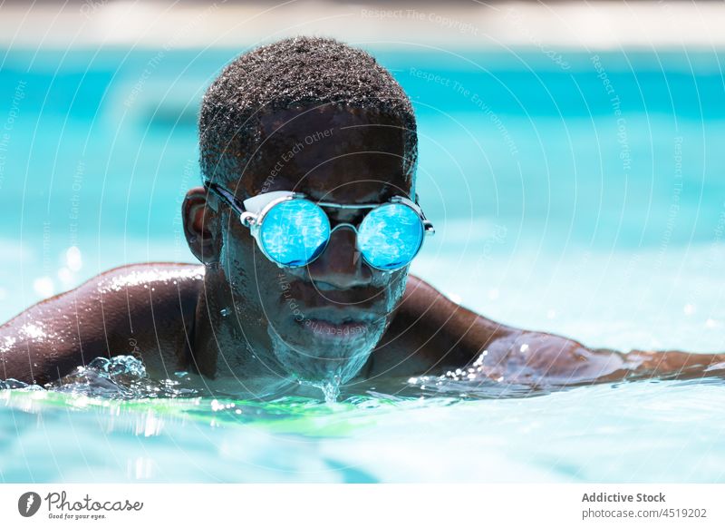 Schwarzer Mann im Schwimmbad Sonnenbrille ruhen Schwimmsport Pool Wasser Freizeit Zeitvertreib Erholung Sommer schwarz männlich Kälte Sonnenlicht Farbe