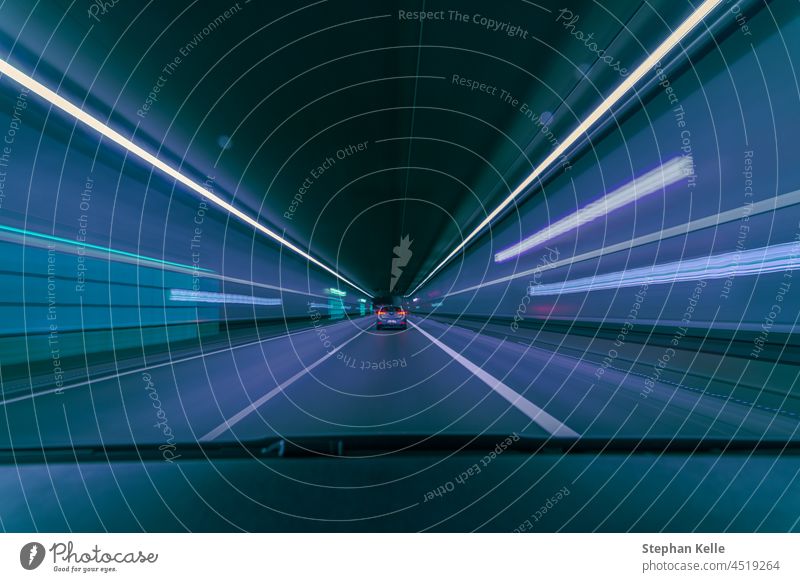 Tunnelblick bei schneller Fahrt durch einen Tunnel, Konzept für Hochgeschwindigkeitsfahrten. Geschwindigkeit Hintergrund Straße atemberaubend Weg beschleunigen