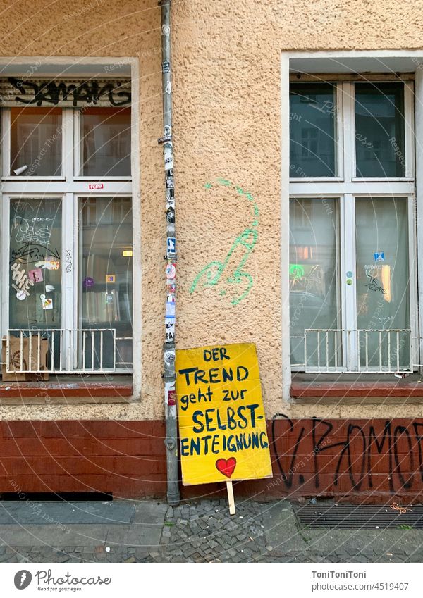 Transparent vor Häuserwand zum Thema "Wohnen" Selbstenteignung Demonstration Schilder & Markierungen Transparente Fassade Hausfront Fensterfront Berlin
