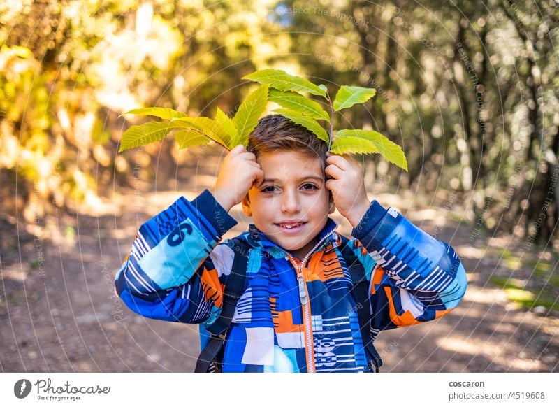 Kleines Kind spielt mit Blättern im Herbst bezaubernd Herbstblatt herbstlich Junge hell Kaukasier Kindheit Nahaufnahme farbenfroh niedlich Gesicht fallen