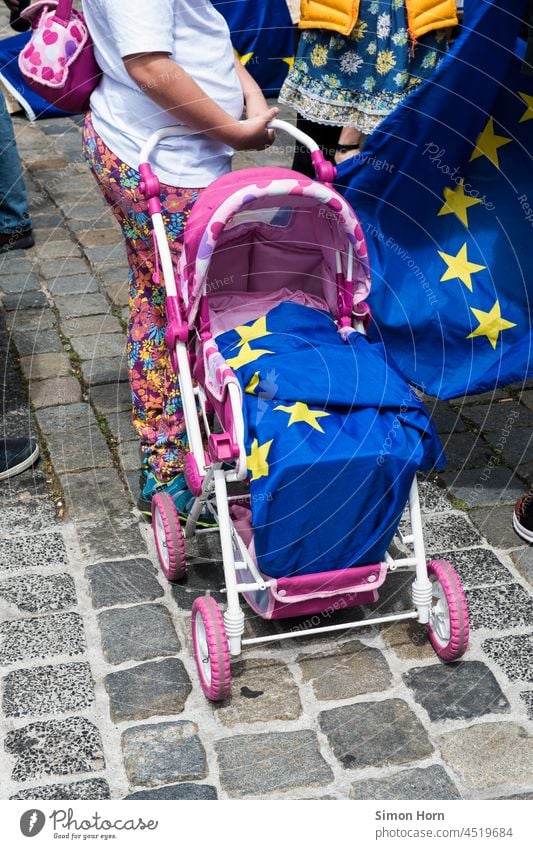 Europa Zukunft Politik & Staat Gesellschaft (Soziologie) Kinderwagen Spielplatz Gerechtigkeit Chance Solidarität Menschlichkeit protestieren Demonstration
