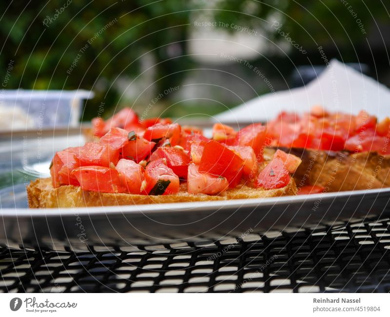 Leckeres Tomaten Baguette kochen & garen Nahaufnahme frisch ciabatta Brot fruchtig Restaurant Foodfotografie Essen Speise Gesunde Ernährung Vegane Ernährung
