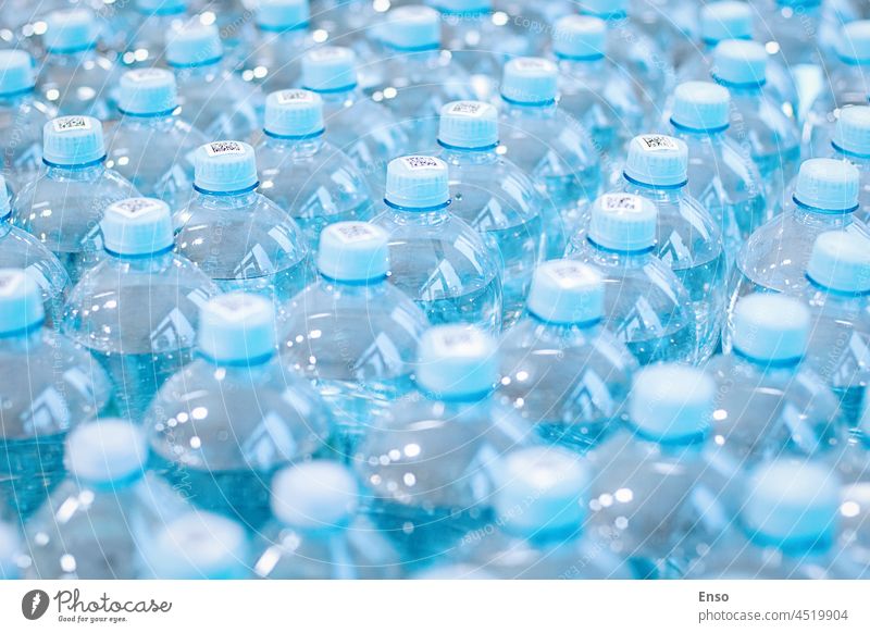 Trinkwasser in Plastikflaschen im Lebensmittelgeschäft, wiederverwertbare Verpackungen, Moskau, 28. Oktober 2021 Flaschen Wasser Laden Mineral Natur