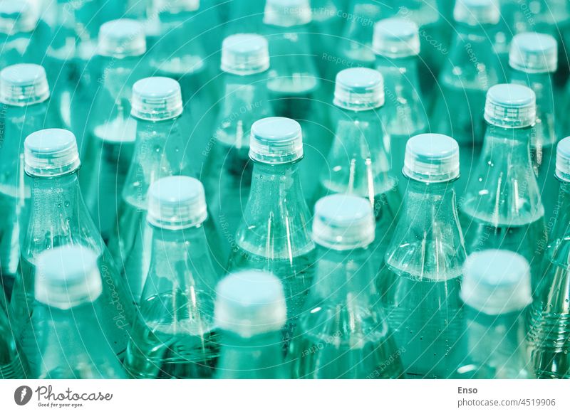 Mineralisches Trinkwasser in grünen Plastikflaschen in einem Lebensmittelgeschäft, Moskau, 28. Oktober 2021 Flaschen Wasser Laden Natur Berge u. Gebirge trinken