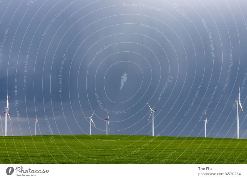 Windräder im Gewitter Windrad Windradpark Energie Energiewirtschaft Energiekrise Windkraftanlage Erneuerbare Energie Elektrizität Umweltschutz Himmel
