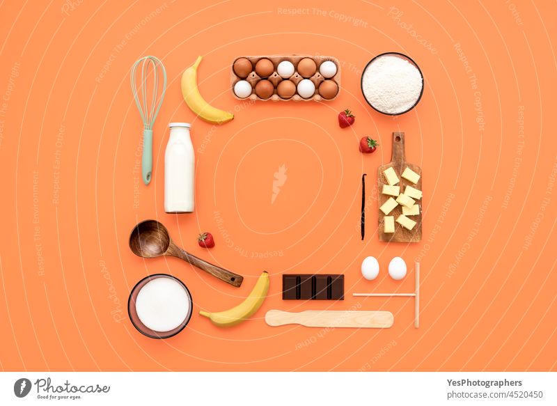 Crepes-Zutaten und Utensilien liegen flach auf einem orangefarbenen Tisch. oben ausgerichtet angeordnet Hintergrund backen Banane Butter Schokolade Sauberkeit