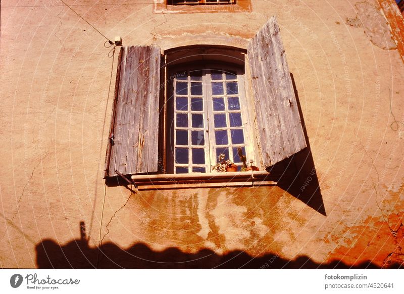 Hauswand mit einem alten hohen Fenster mit Fensterladen fenster fensterladen Klappladen hausfassade Mauer historisch retro altmodisch Altstadt nostalgisch