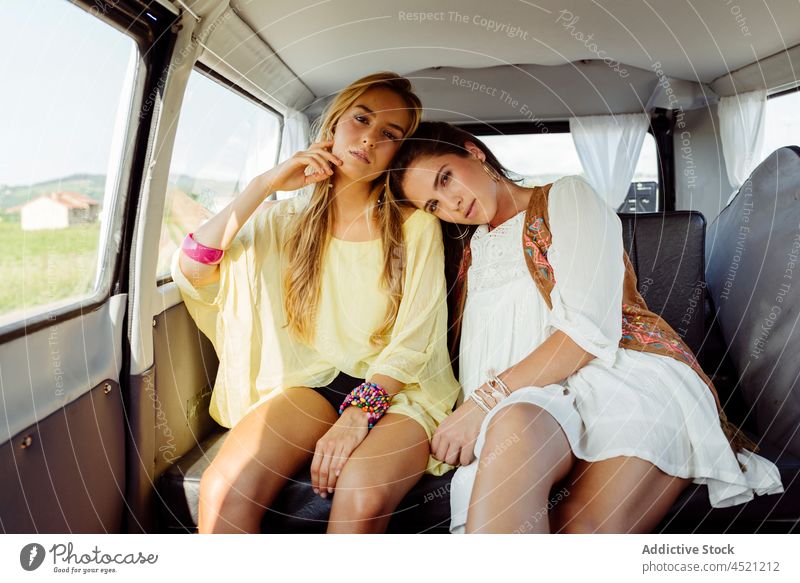 Glückliche Mädchen sitzen in einem Van niedlich hübsch jung Frau zwei Paar Freunde Freundschaft Jugend Frauen Kaukasier Sommer Sommerzeit Wohnwagen