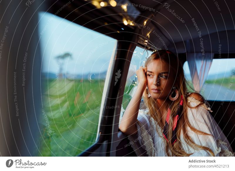 Selbstbewusstes schönes blondes Mädchen in einem Oldtimer-Van schaut in die Kamera hübsch niedlich Frau Kaukasier Lehnen Fenster im Inneren Wohnwagen