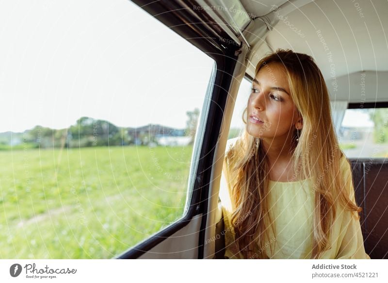 Hübsches blondes Mädchen in einem Lieferwagen schaut durch das Fenster jung Frau Jugend Kaukasier im Inneren Wohnwagen Blick Sommer reisen Sommerzeit Freizeit