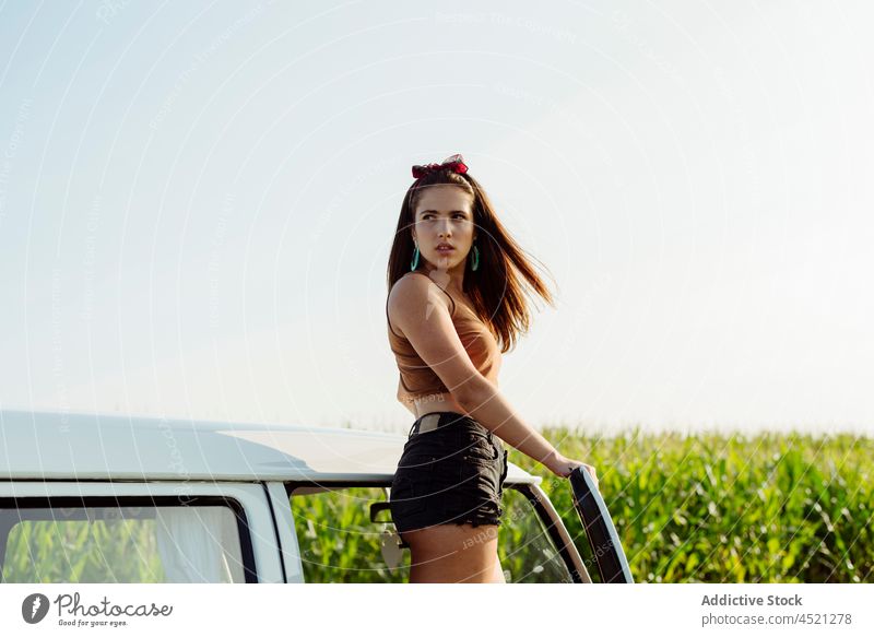 Schöne und glückliche Brünette Mädchen stehen auf einem van auf einem sonnigen d hübsch niedlich brünett Frau jung Jugend Stehen Wohnwagen Kleintransporter