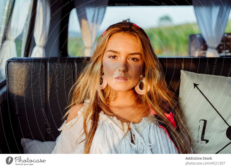 Attraktives blondes Mädchen in einem Oldtimer-Van und auf dem Sitz liegend an einem sonnigen Tag attraktiv sinnlich hübsch Frau Kaukasier Sitzen entspannt Lügen