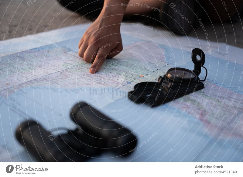Schwarze Frau, die auf einen Ort auf der Karte zeigt Reisender Landkarte Anleitung navigieren Suche Kompass prüfen Regie sich orientieren Ausflug Tourist