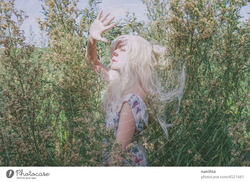 Künstlerisches und reizvolles Porträt einer Frau inmitten der Natur Wald Phantasie Fee filigran Albino Märchen feminin Weiblichkeit lange Haare weiß Kaukasier