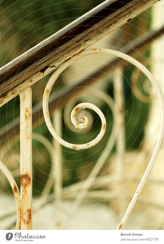 spiralstahl Treppengeländer alt Rost lackiert Spirale Stahl Schmiedekunst schwarz gelb weiß vergilbt Unschärfe Fleck Neigung grün Farbfoto Außenaufnahme Tag