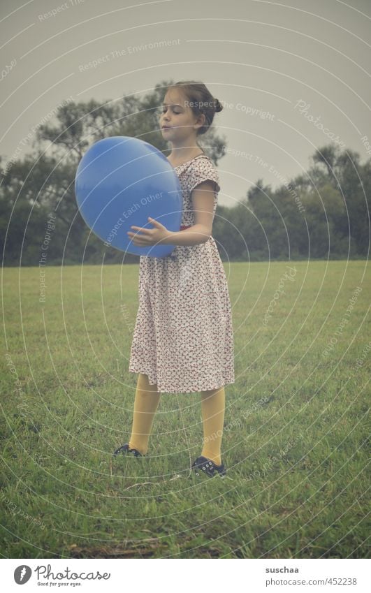 der blaue ballon ... Kind Mädchen Kleid Arme Beine Hand Außenaufnahme Spielen Wiese Gras Luftballon retro