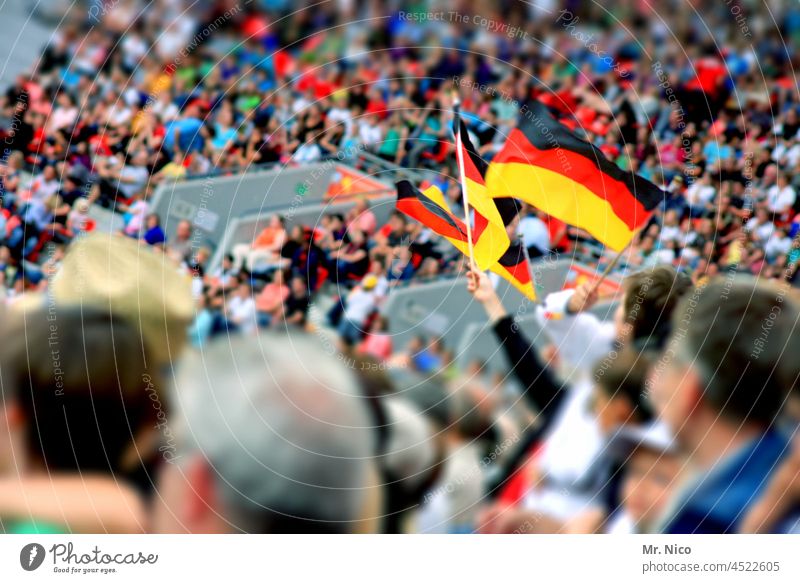 Fankurve Publikum Tribüne Sport Sportveranstaltung Stadion Stimmung Freude Sportstätten Deutschland Deutschlandfahne Fähnchen ausverkauft Zuschauer