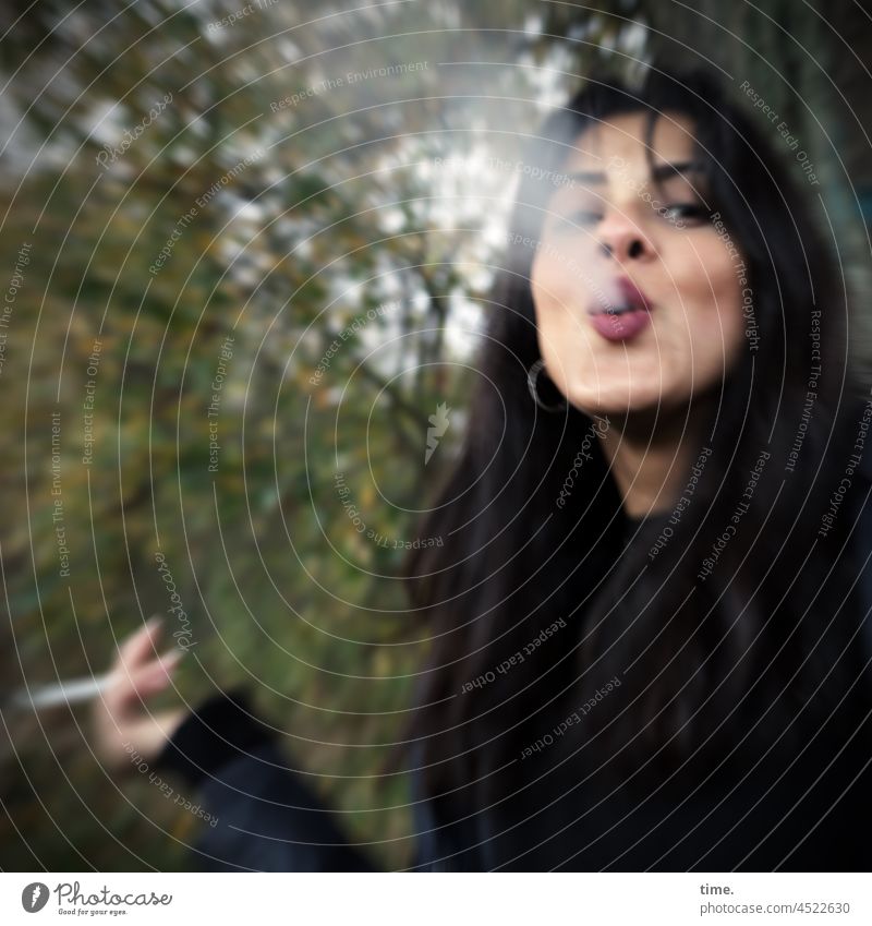 Estila frau rauchen feminin langhaarig dunkelhaarig wald baum ausatmen halten zigarette Bewegungsunschärfe
