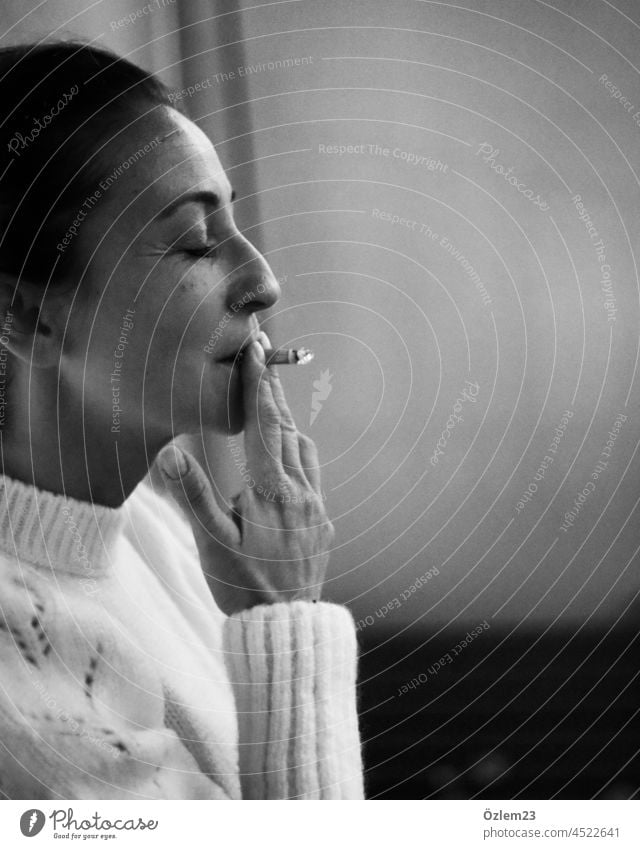 Frau raucht mit geschlossenen Augen Rauchen rauchend Raucherin Zigarette Schwarzweißfoto geschlossene Augen genuss genussvoll Porträt Erwachsene Mensch feminin