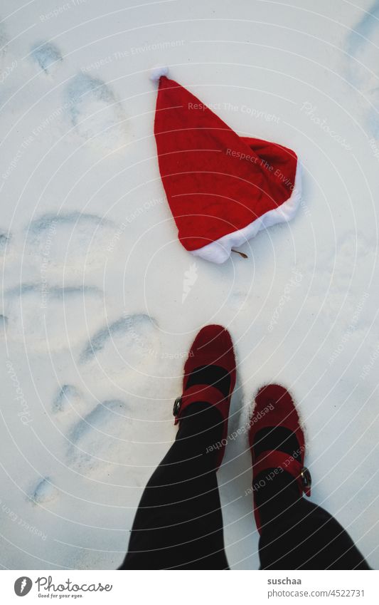 Nikolausmütze im Schnee und Frauenbeine Winter kalt Weihnachten & Advent Vorfreude Tradition Kitsch winterlich Fußspuren