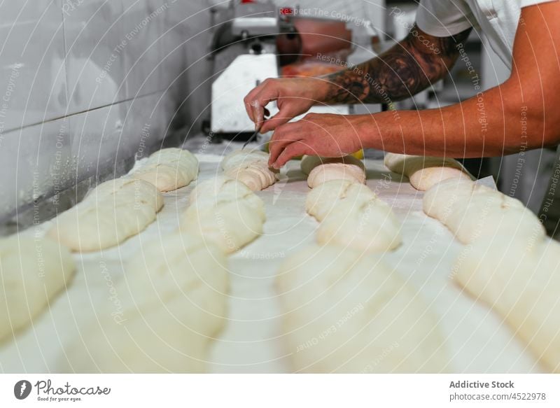 Bäcker bereitet Brot in der Küche vor Mann vorbereiten Küchenchef Punktzahl Bäckerei Lebensmittel kulinarisch Koch professionell Klinge Arbeit männlich Job