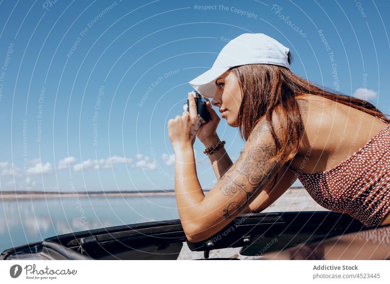 Junge Frau fotografiert mit einer alten Kamera Fotoapparat fotografieren altehrwürdig einfangen PKW Küste altmodisch Teich Natur Verkehr Umwelt See Oldtimer