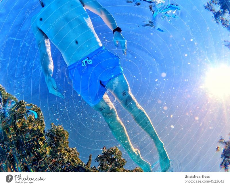 Unterwasseraufnahme eines Schwimmers Farbfoto gewagt träumen Zufriedenheit genießen anstrengen blau Schwimmen & Baden Wasser Wellen Meer Sommerurlaub