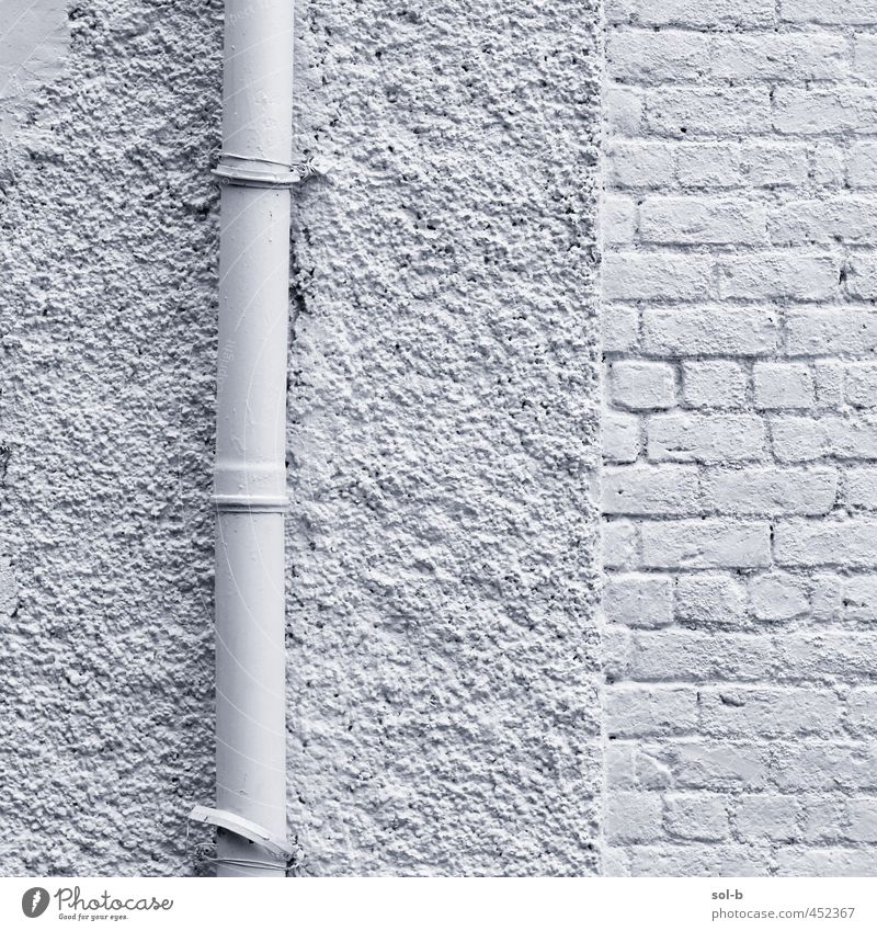 Rohr Häusliches Leben Haus Gebäude Architektur Mauer Wand ästhetisch weiß Backsteinwand Röhren bemalt Schwarzweißfoto Außenaufnahme Nahaufnahme