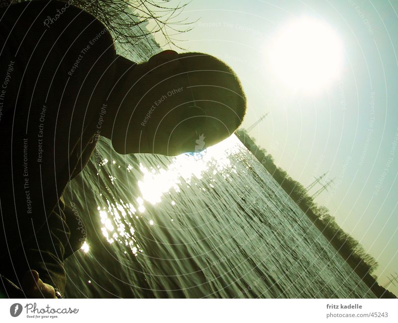 Fernweh Gegenlicht Reflexion & Spiegelung Mann Wasser Sonne Schatten Kopf